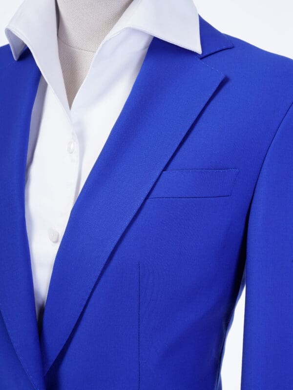 A close up of the collar on a suit jacket